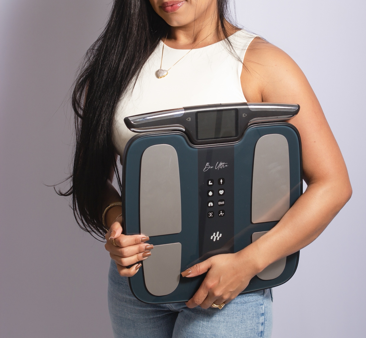 Nutricionista Carla Gabriela com equipamento de bioimpedância